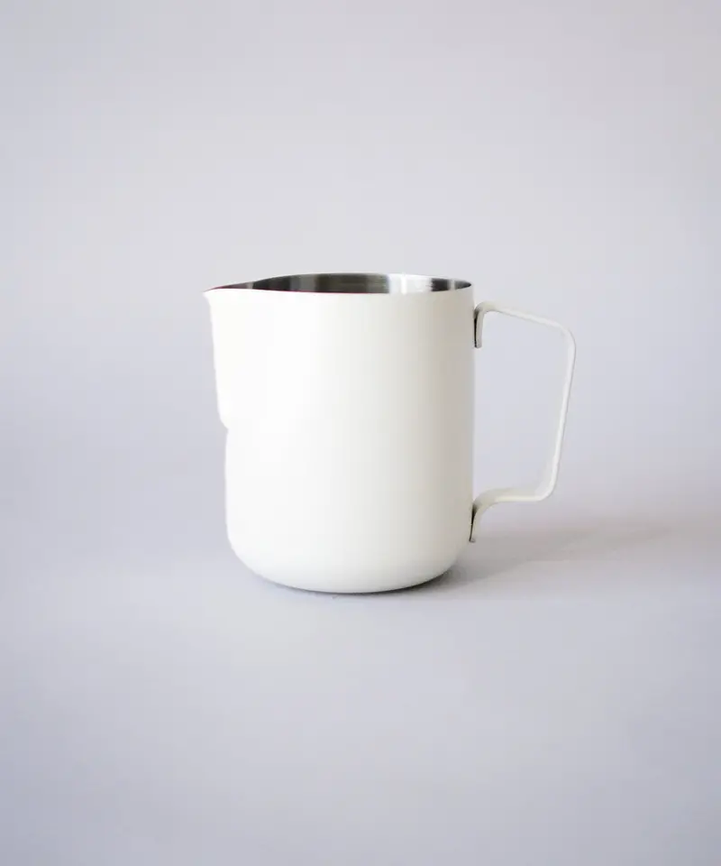 600Cc / 20Oz Wpm Free Pour Latte Art Competition Pitcher In Matte White 1