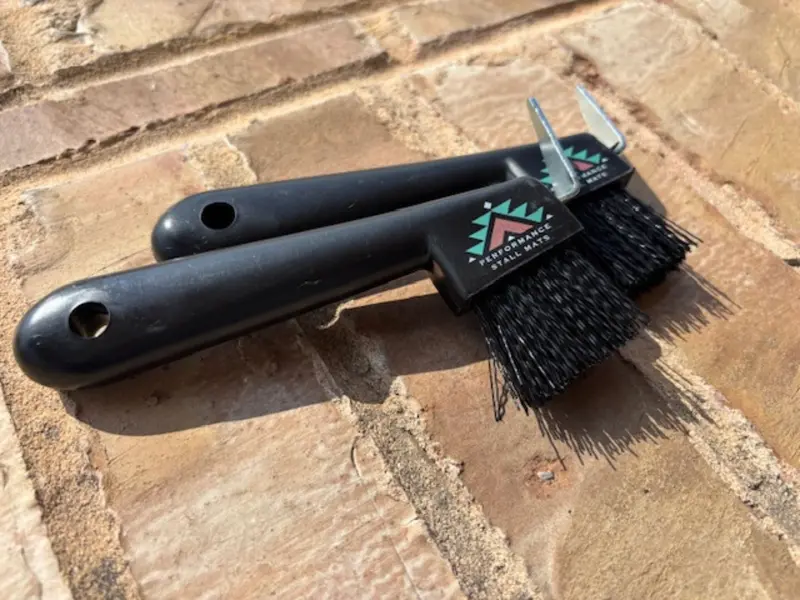 Hoof Pick With Brush 1